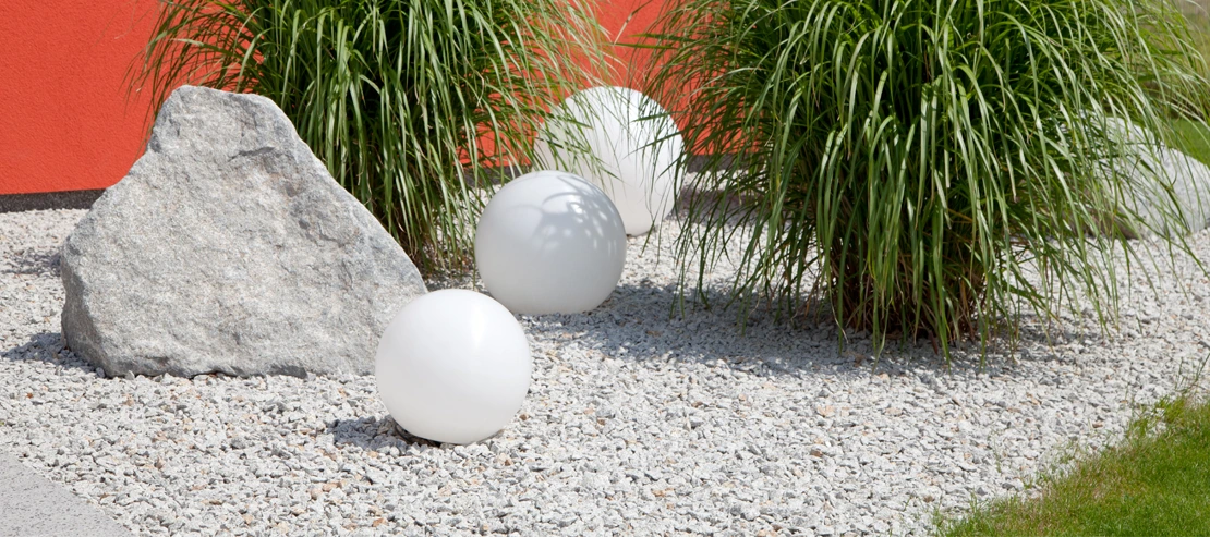 DES GALETS BLANCS DÉCORATIFS DANS LE JARDIN